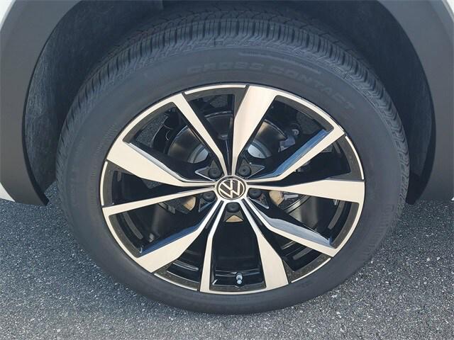 Photo of 2025 Opal White Pearl Volkswagen Atlas Cross Sport