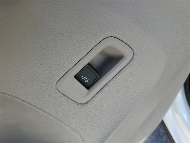 Photo of 2026 White Volkswagen Atlas