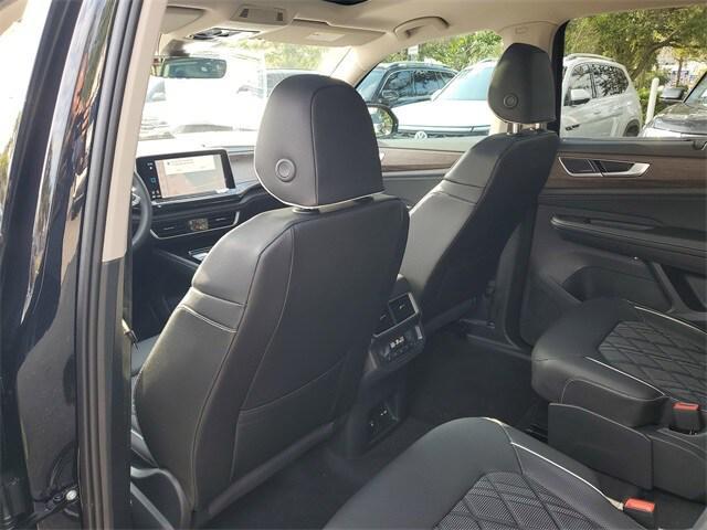Photo of 2026 deep black pearl Volkswagen Atlas