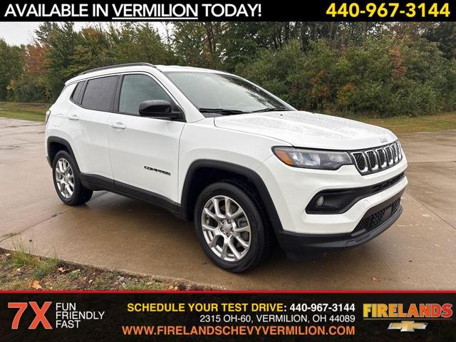 Photo of 2023 Bright White Clearcoat Jeep Compass