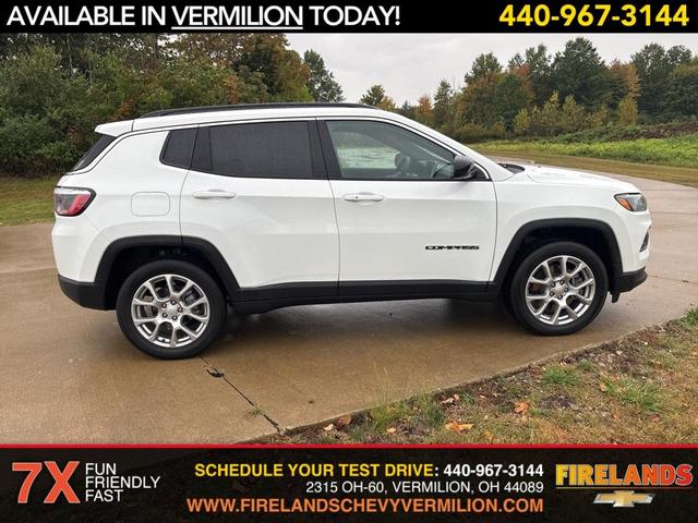 Photo of 2023 Bright White Clearcoat Jeep Compass