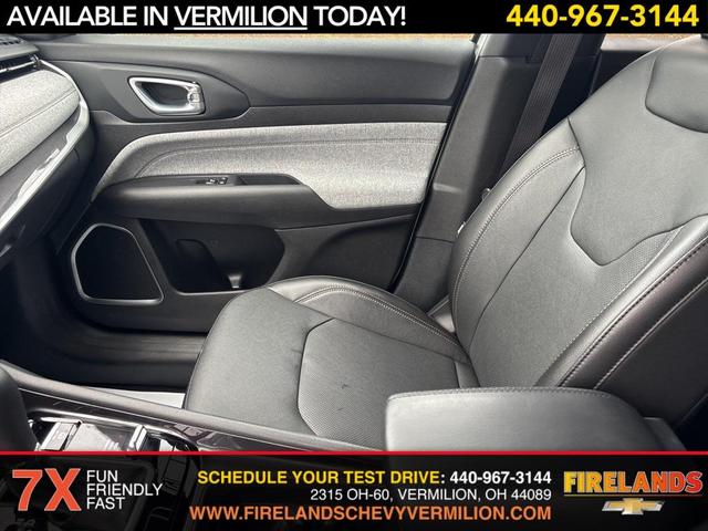 Photo of 2023 Bright White Clearcoat Jeep Compass