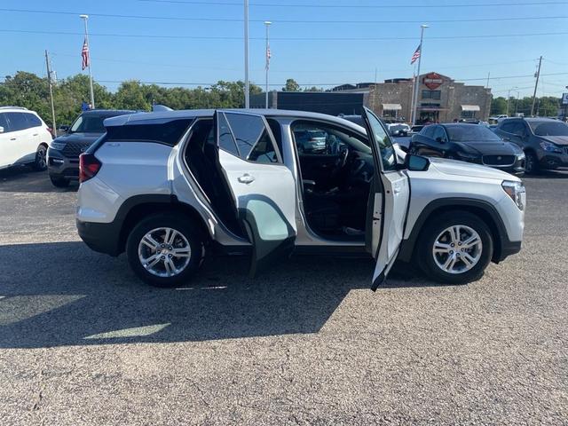 Photo of 2022 Quicksilver Metallic GMC Terrain
