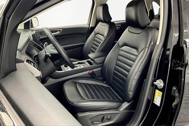 Photo of 2023 Black Metallic Ford Edge