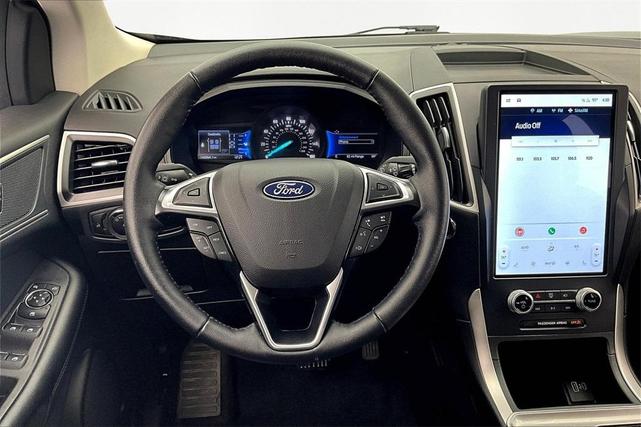 Photo of 2023 Black Metallic Ford Edge