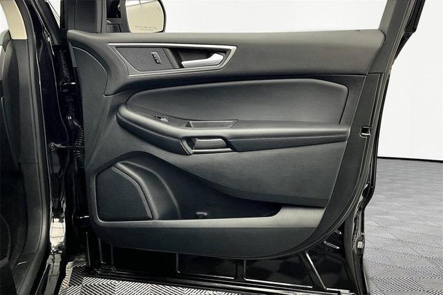 Photo of 2023 Black Metallic Ford Edge