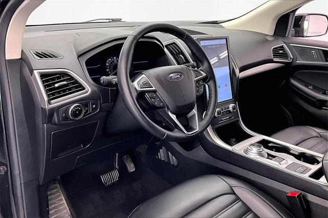 Photo of 2023 Black Metallic Ford Edge