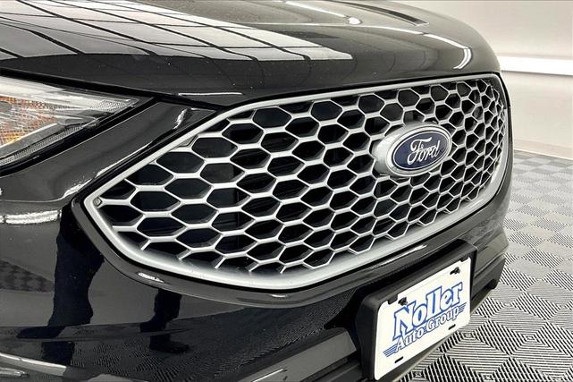 Photo of 2023 Black Metallic Ford Edge