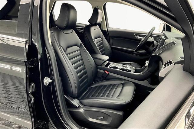 Photo of 2023 Black Metallic Ford Edge