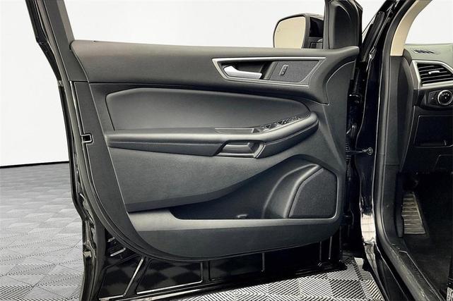 Photo of 2023 Black Metallic Ford Edge