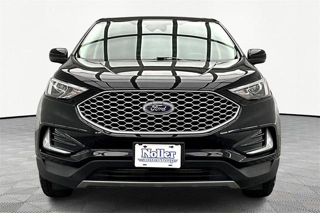 Photo of 2023 Black Metallic Ford Edge