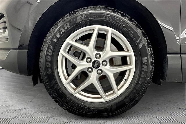 Photo of 2023 Black Metallic Ford Edge