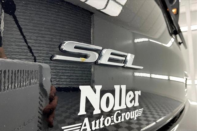 Photo of 2023 Black Metallic Ford Edge