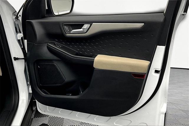 Photo of 2020 Oxford White Ford Escape