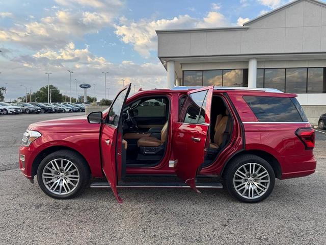 Photo of 2022 Rapid Red Metallic Tinted Clearcoat Ford Expedition