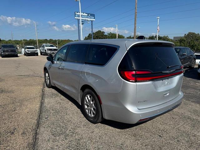 Photo of 2024 Silver Mist Clearcoat Chrysler Pacifica