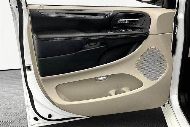 Photo of 2017 White Knuckle Clearcoat Dodge Grand Caravan