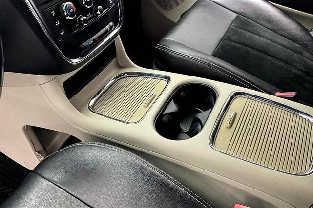 Photo of 2017 White Knuckle Clearcoat Dodge Grand Caravan