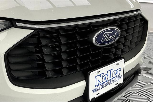 Photo of 2023 Star White Ford Escape