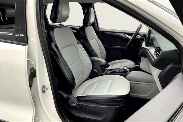 Photo of 2023 Star White Ford Escape