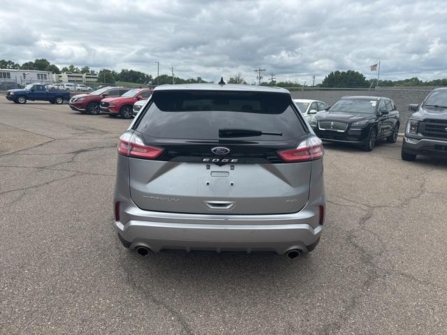 Photo of 2024 Silver Metallic Ford Edge