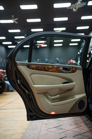 Photo of 2005 Ebony Jaguar XJ