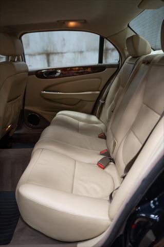 Photo of 2005 Ebony Jaguar XJ