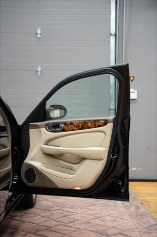 Photo of 2005 Ebony Jaguar XJ