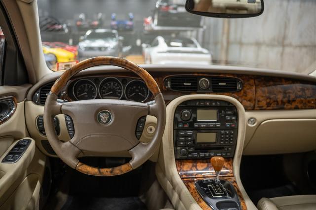 Photo of 2005 Ebony Jaguar XJ