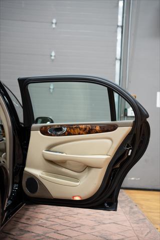 Photo of 2005 Ebony Jaguar XJ