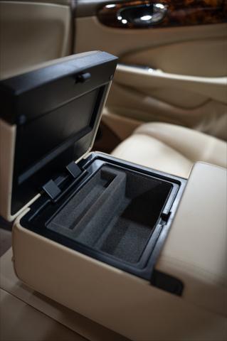 Photo of 2005 Ebony Jaguar XJ