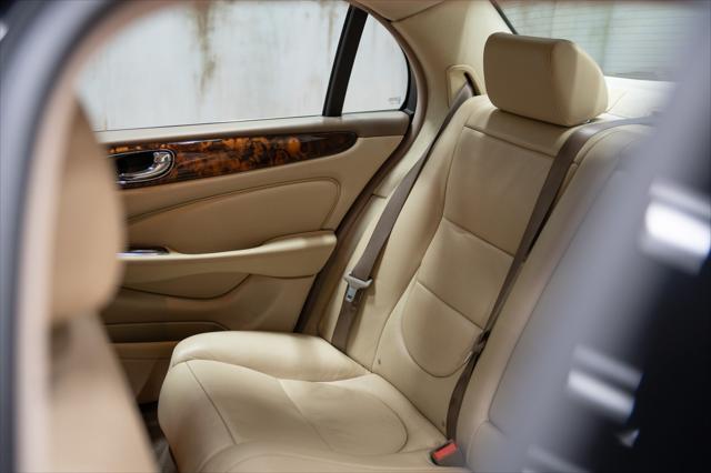 Photo of 2005 Ebony Jaguar XJ