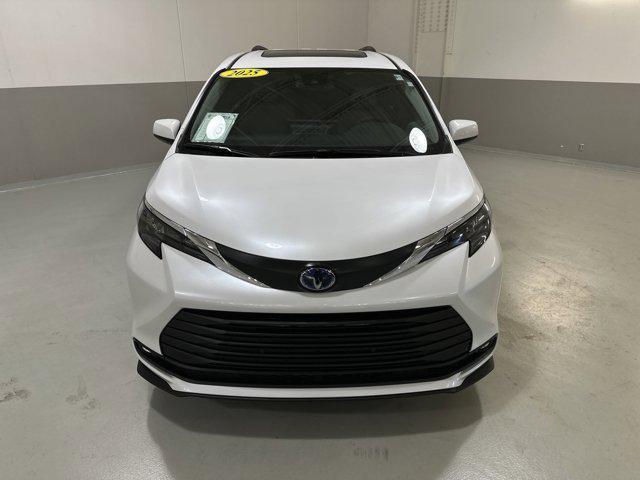 Photo of 2025 Wind Chill Pearl Toyota Sienna