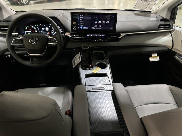 Photo of 2025 Wind Chill Pearl Toyota Sienna