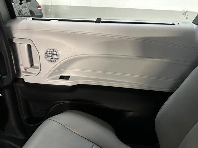 Photo of 2025 Wind Chill Pearl Toyota Sienna
