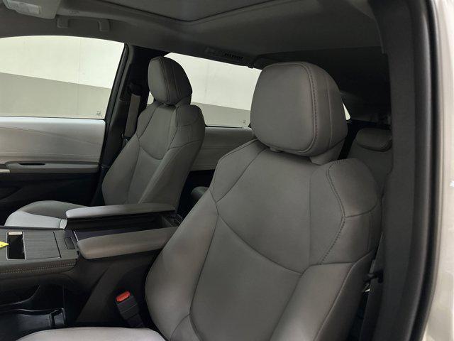 Photo of 2025 Wind Chill Pearl Toyota Sienna