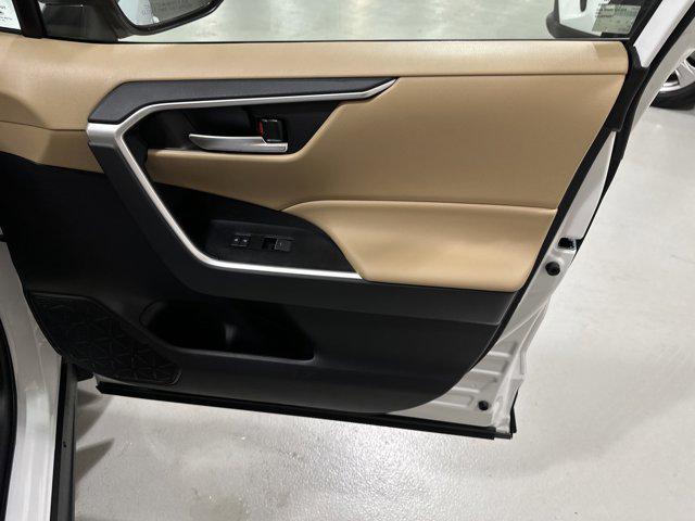 Photo of 2025 Ice Cap Toyota RAV4