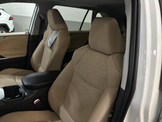 Photo of 2025 Ice Cap Toyota RAV4
