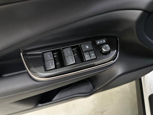 Photo of 2025 Oxygen White Toyota Crown Signia