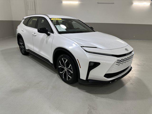 Photo of 2025 Oxygen White Toyota Crown Signia