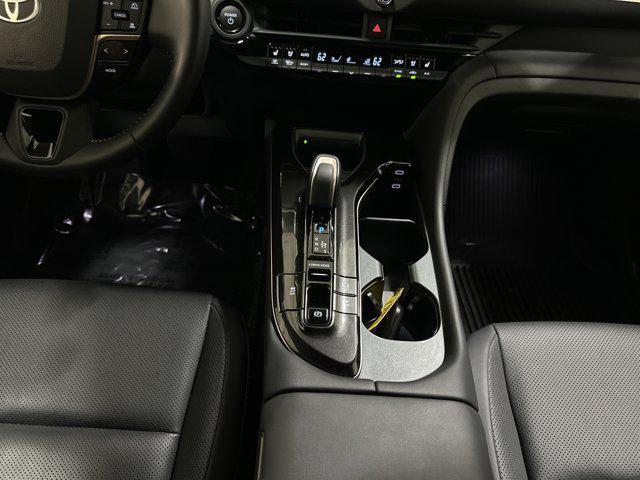 Photo of 2025 Oxygen White Toyota Crown Signia