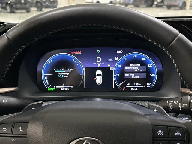 Photo of 2025 Oxygen White Toyota Crown Signia