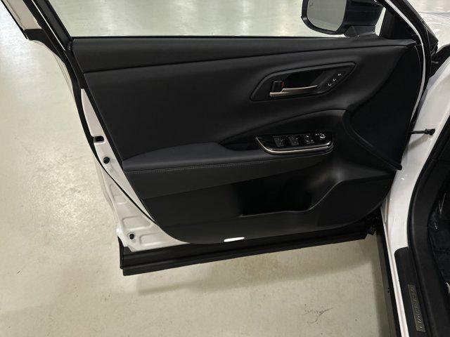 Photo of 2025 Oxygen White Toyota Crown Signia