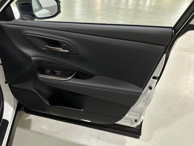 Photo of 2025 Oxygen White Toyota Crown Signia