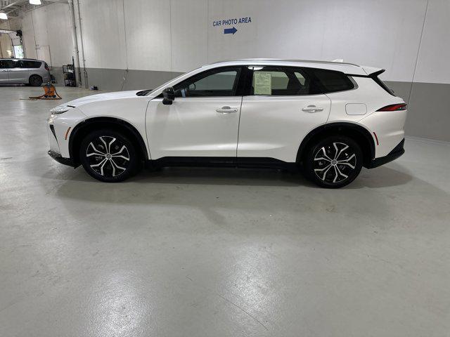 Photo of 2025 Oxygen White Toyota Crown Signia