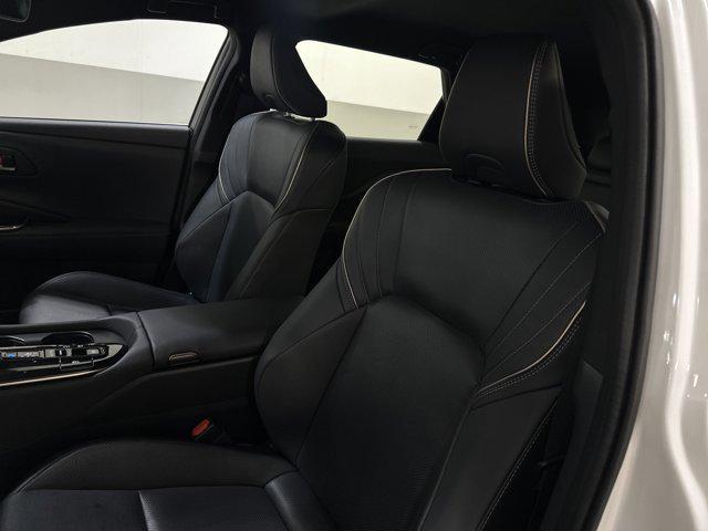 Photo of 2025 Oxygen White Toyota Crown Signia