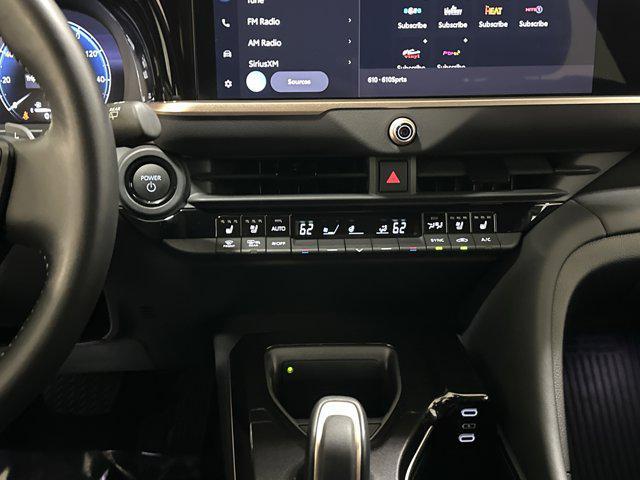 Photo of 2025 Oxygen White Toyota Crown Signia