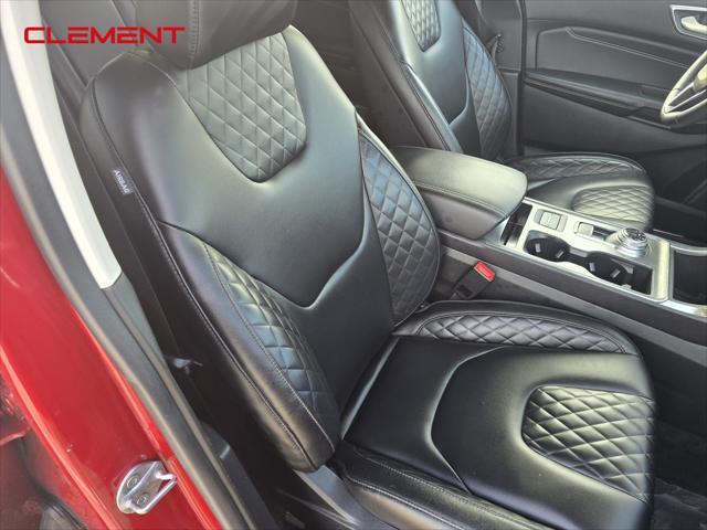 Photo of 2023 Red Metallic Ford Edge