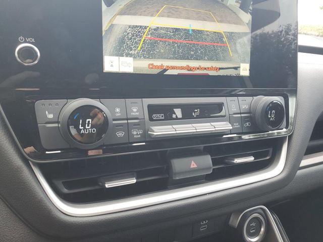 Photo of 2024 Coastal Cream Toyota Grand Highlander