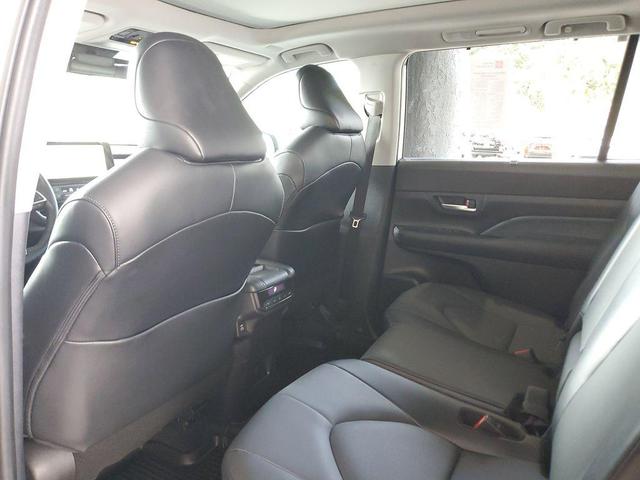 Photo of 2024 Coastal Cream Toyota Grand Highlander